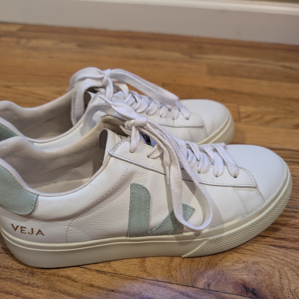 Veja Women's Leather White and Green Sneakers Size 9